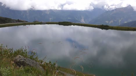 Estanque-De-Lago-Suave-Y-Tranquilo-En-Lo-Alto-De-Los-Alpes-En-Dachstein-Austria