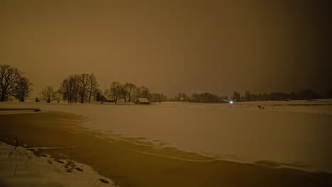 Isolierte-Holzhütte-In-Einer-Verschneiten-Landschaft-Mit-Der-Sonne,-Die-Sich-Im-Zeitraffer-Des-Bewölkten-Himmels-Bewegt