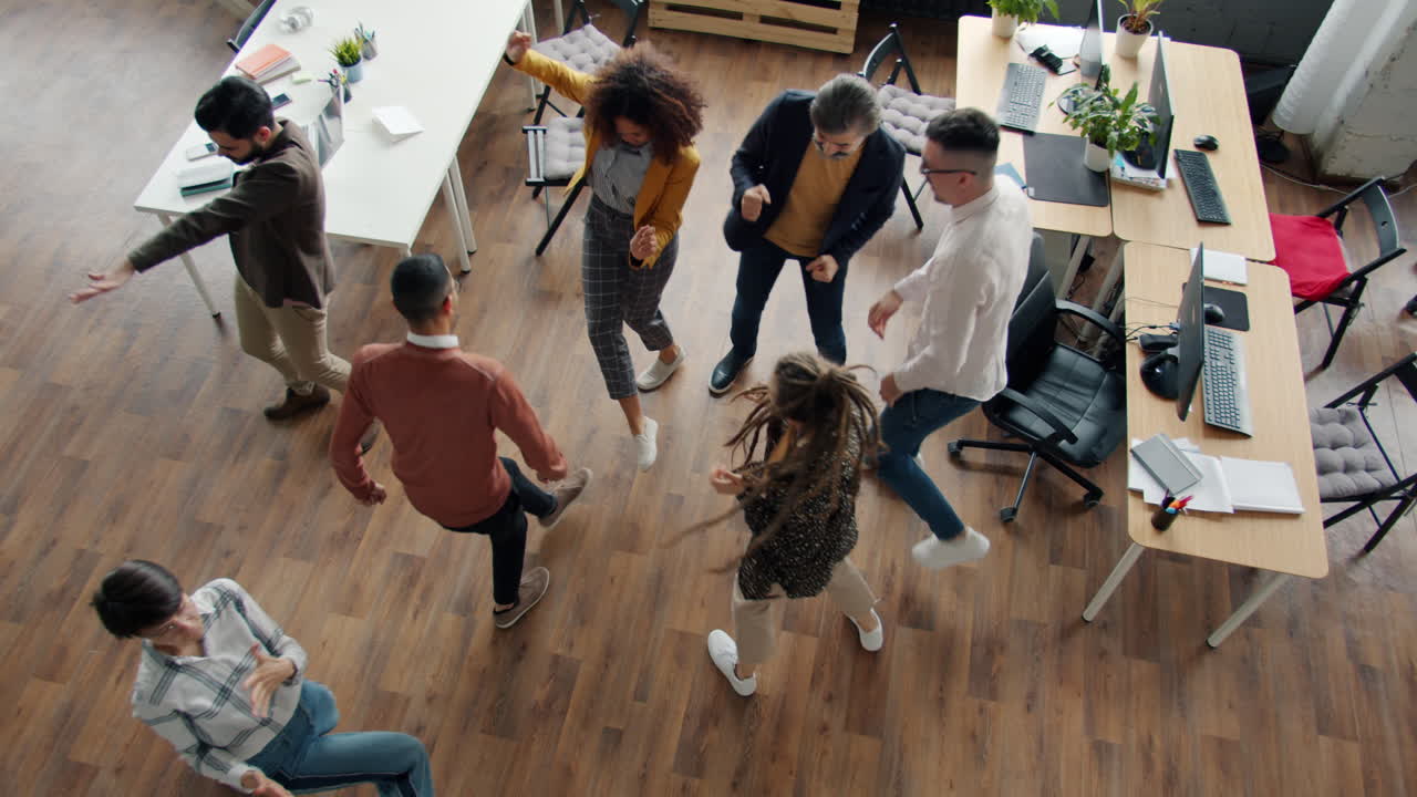 Glade kontorteam danser