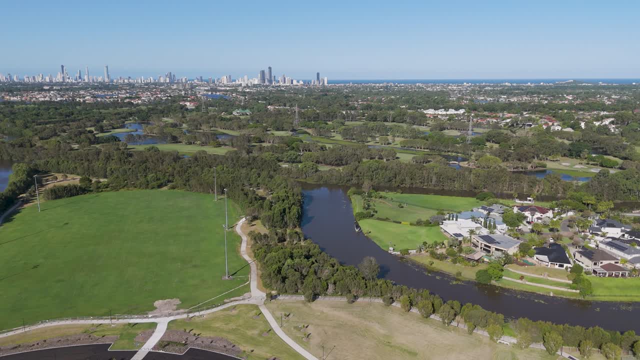 배경 에 도시 의 스카이 라인 이 있는 넓은 공원 들