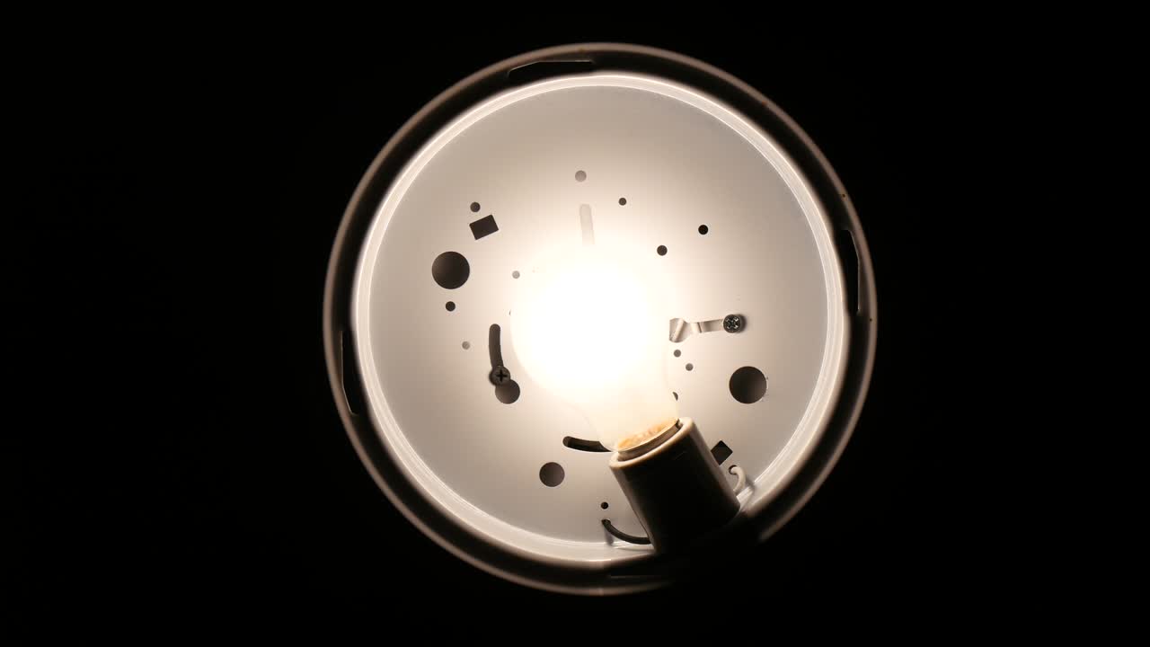 천장에 있는 전구