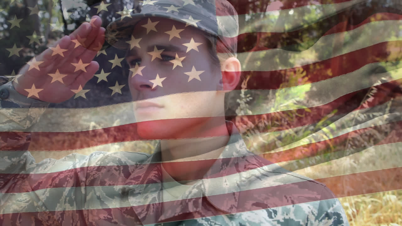 caucasico soldato degli stati uniti con noi bandiera sventolando in primo piano