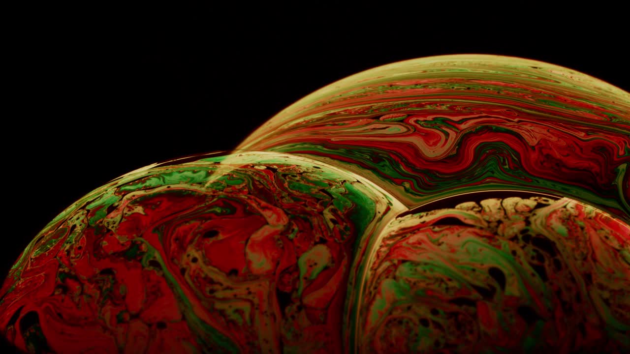 maravilloso tiro macro de la superficie de las burbujas de película de jabón con color naranja y verde