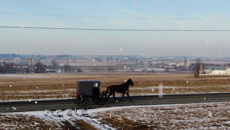 Caballo-Aéreo-Y-Buggy-Conduciendo-A-Lo-Largo-De-Un-Camino-Nevado