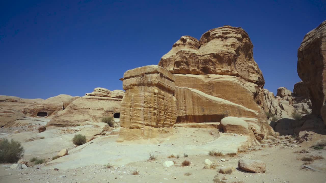 acantilados en la antigua ciudad del reino nabateo, jordania, árabe, asia