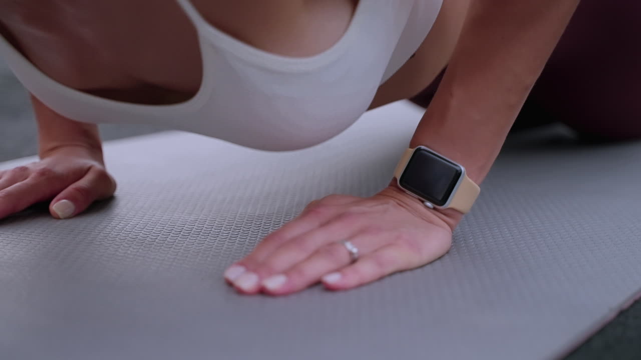 Donna che fa flessioni su un tappetino da yoga