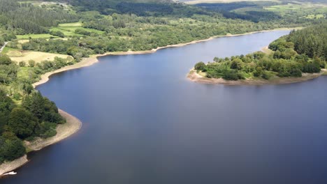 位於英國德文郡達特摩爾國家公園 (dartmoor national park) 的安靜森林湖