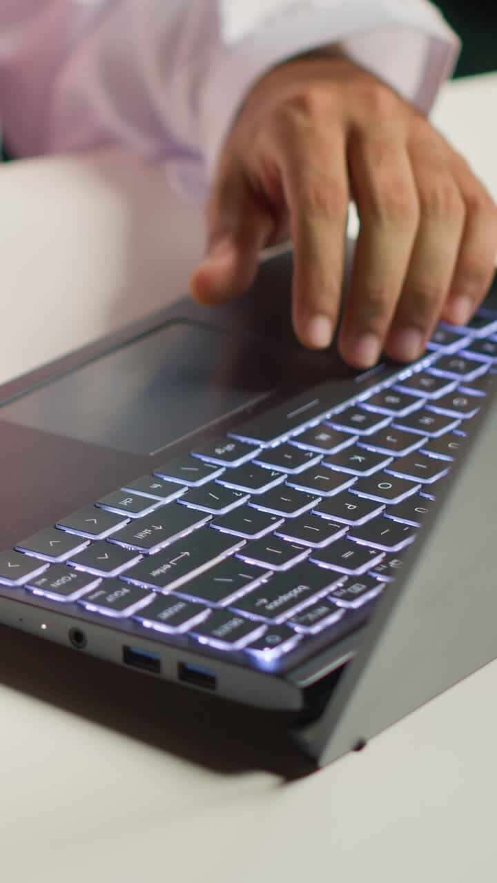 Vertikales Video: Geschäftsmann mit Laptop und Maus
