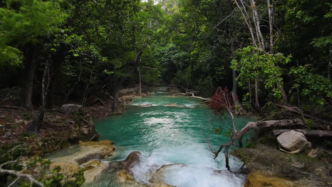 Cascate nella foresta pluviale tropicale, riprese aeree con carrellata in 4K.
