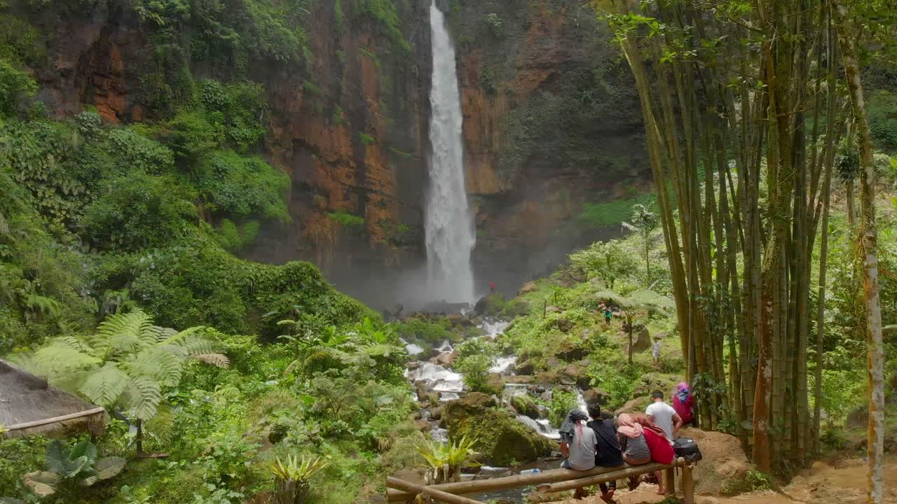 Ihmisiä Kapas Birun vesiputouksella, Itä-Jaava, Indonesia