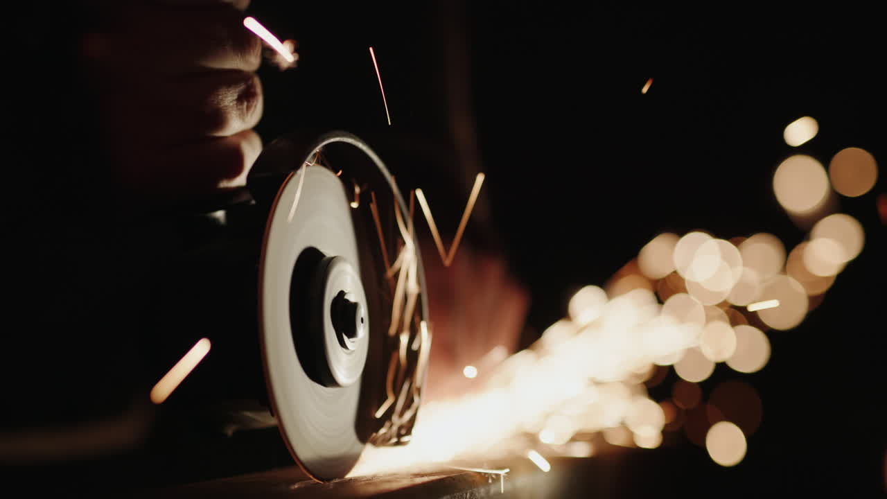 soldaduras de soldador en fábrica 4