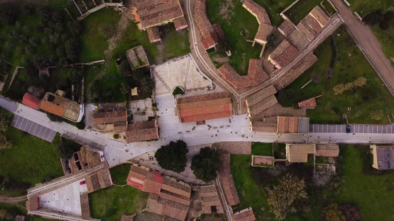 vista aérea de arriba hacia abajo de los techos del paisaje urbano de tratalias en el sur de cerdeña, italia