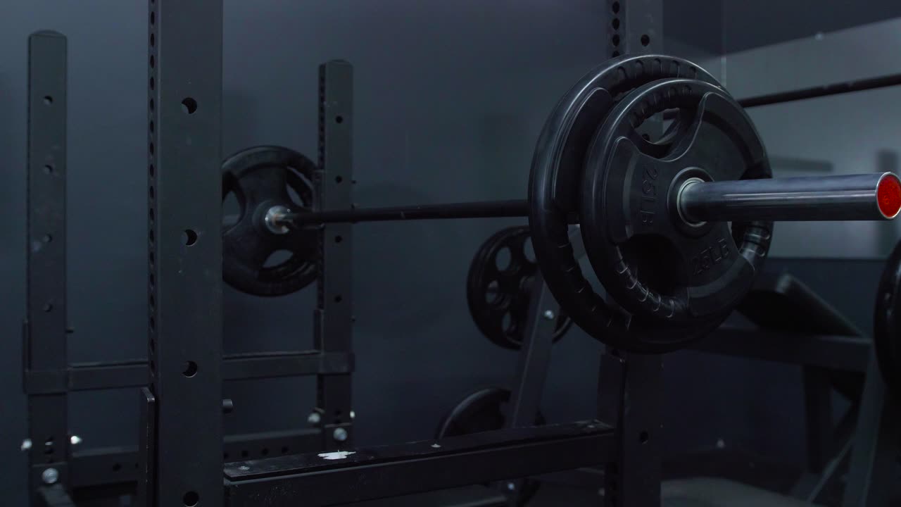 체육관 스포츠 클럽 안의 꼭대기에 바벨이 있는 벤치 프레스