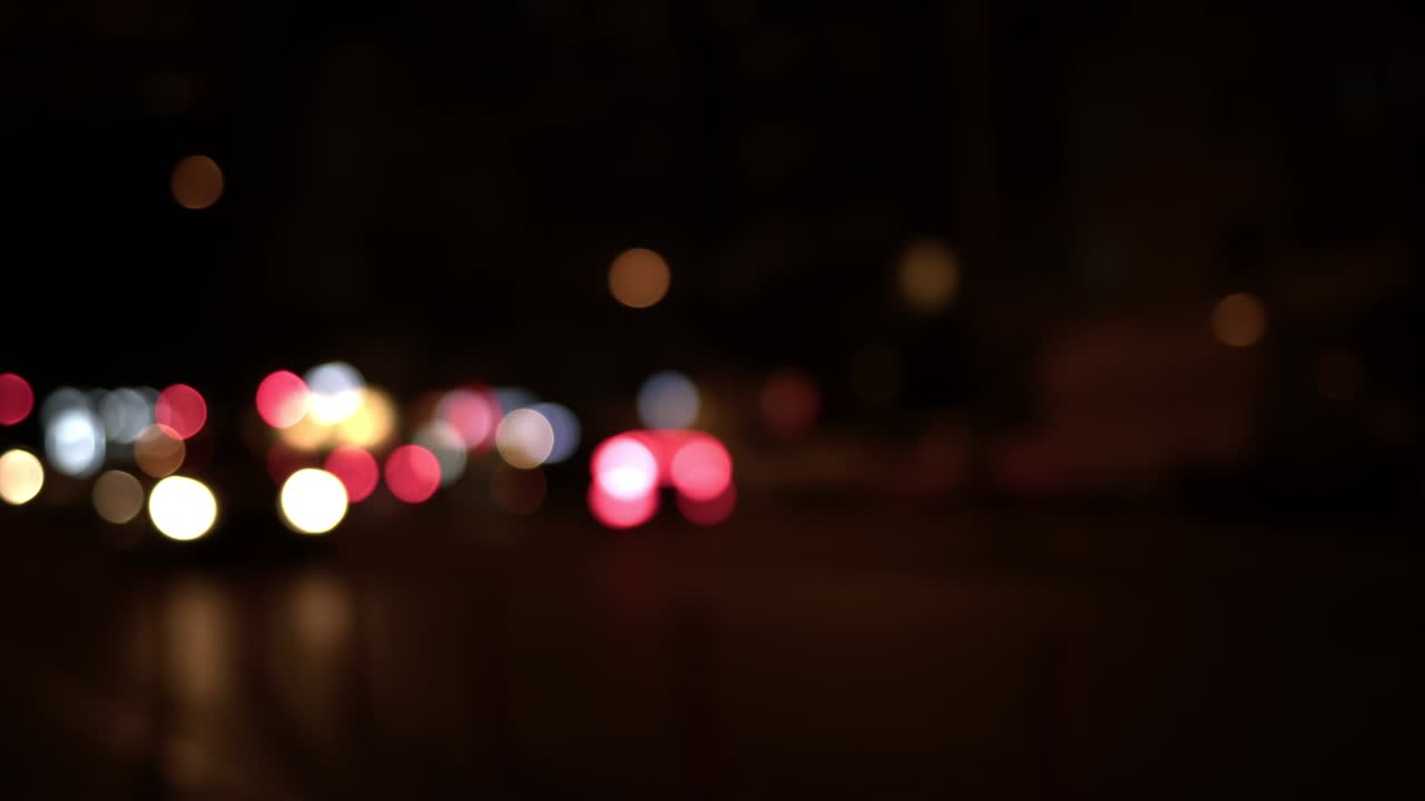 la vida de la ciudad borrosa tráfico de coches por la noche