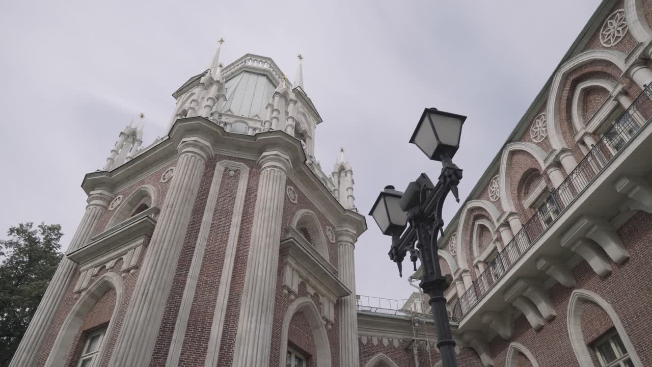 el exterior de un palacio histórico