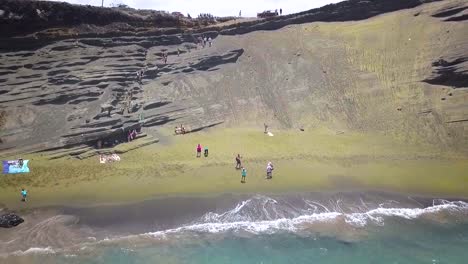 Schöner-Grüner-Sandstrand-Auf-Der-Großen-Insel-In-Hawaii-An-Der-Südlichsten-Spitze-Der-Vereinigten-Staaten,-Aufgenommen-Mit-Einer-Drohne-In-Zeitlupe