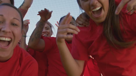 Porträt-Einer-Aufgeregten-Frauenfußballmannschaft,-Die-Das-Siegreiche-Spiel-Feiert,-Aufgenommen-Aus-Einem-Niedrigen-Winkel