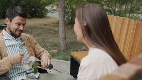 una pareja en un parque.