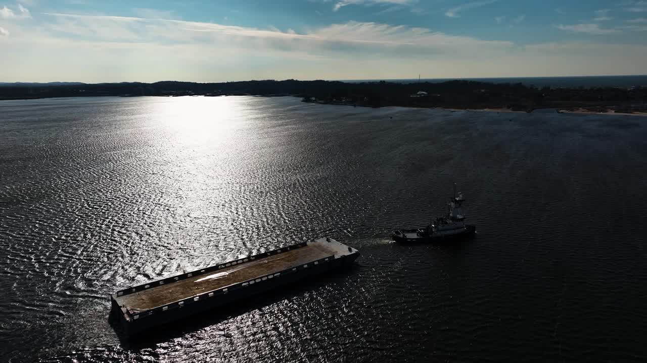 girando desde el remolcador hasta el canal cercano