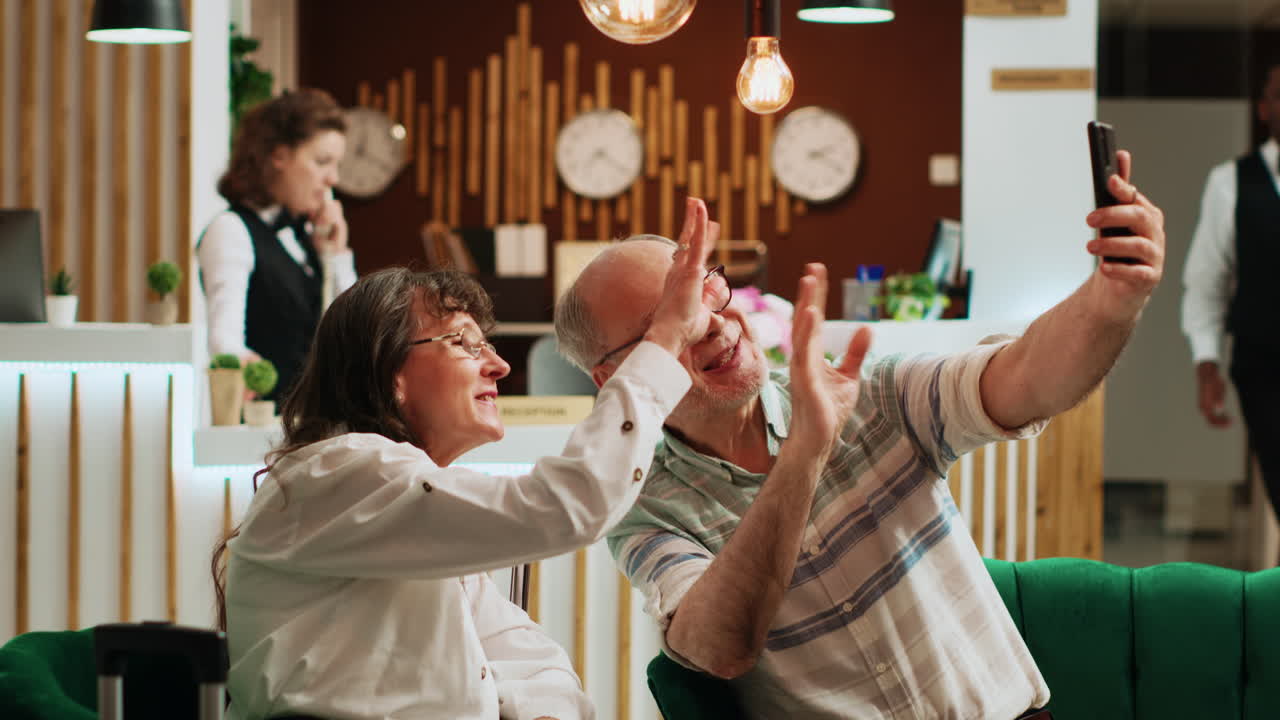 영상 통화 를 통해 대화 하는 노인 들