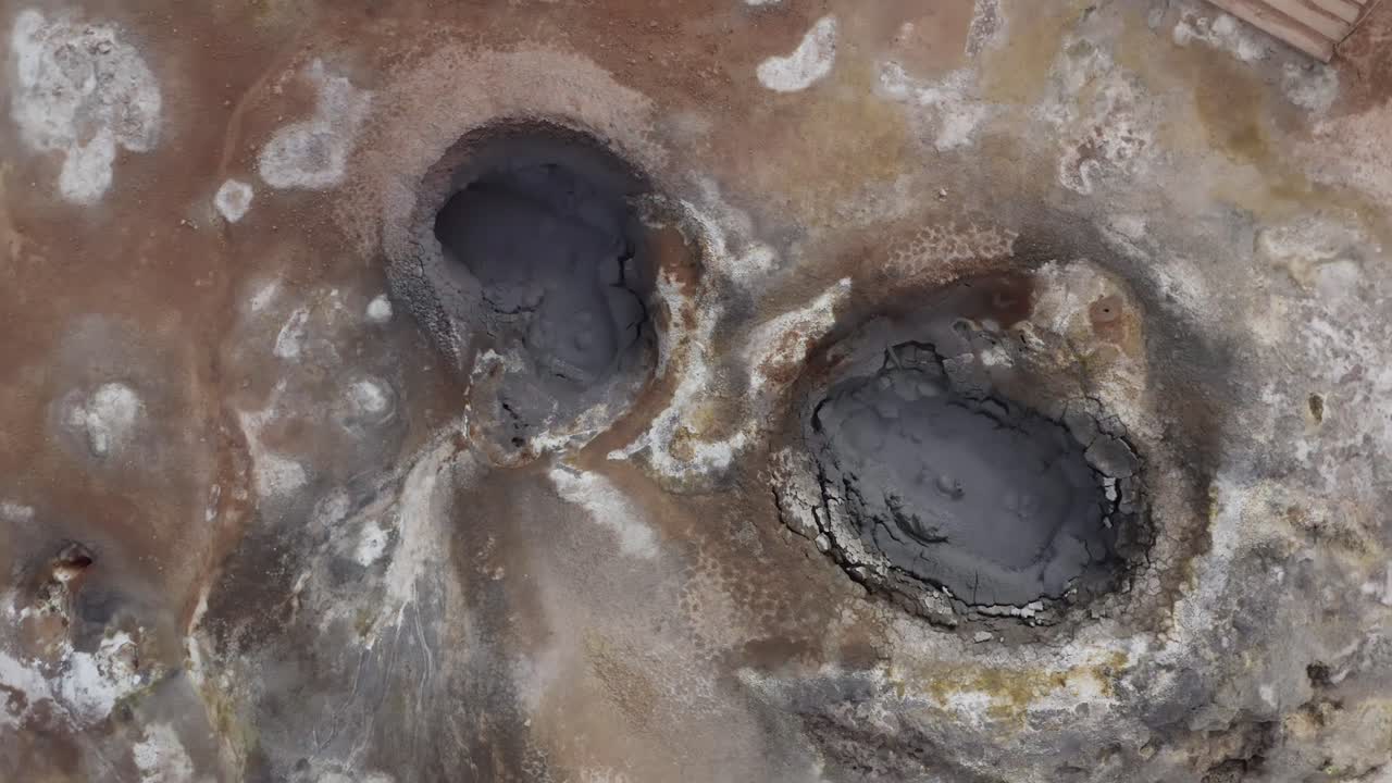 piscinas de lodo geotérmico con burbujas en la zona infértil de hverir en islandia