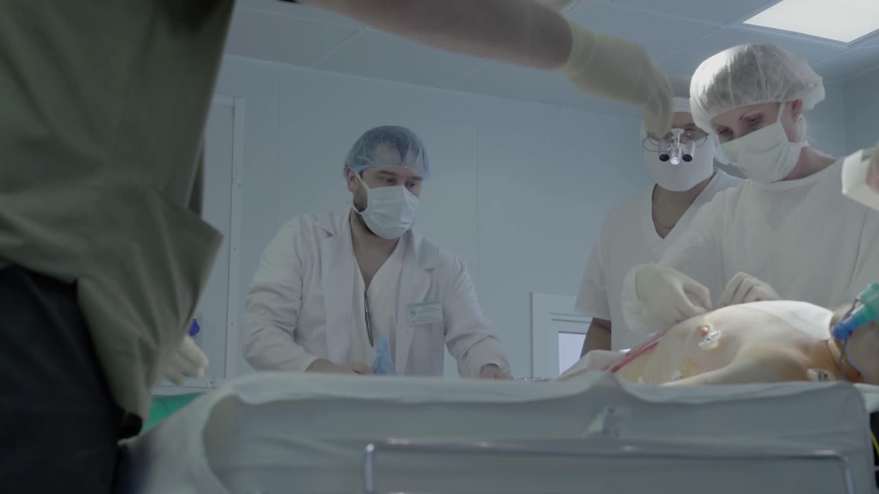 수술 부서의 직원들은 수술 후 환자를 병원으로 옮기기 위해 환자를 준비합니다.