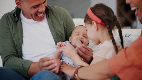 Familia-Feliz,-Bebé-Y-Padres-Juegan-En-La-Sala-De-Estar