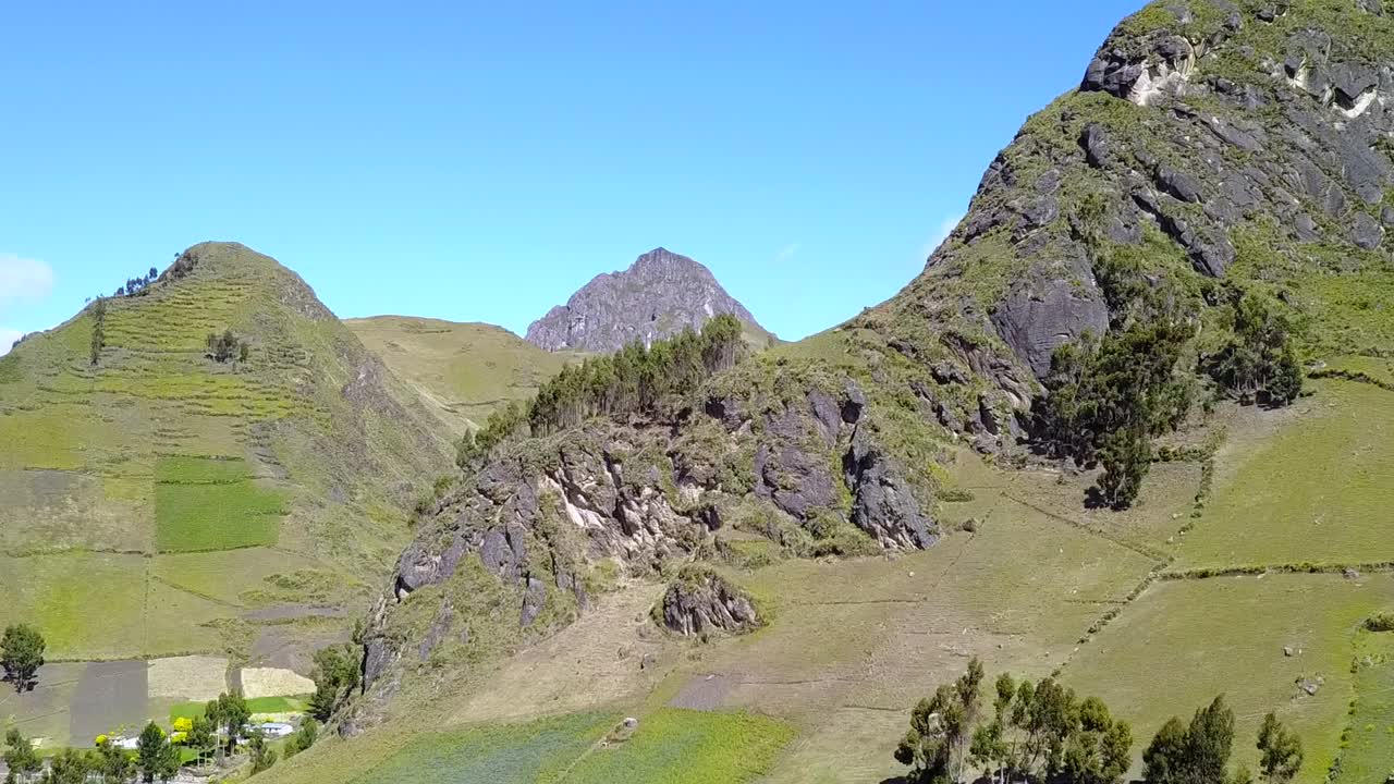 las montañas rocosas de los andes en zumbahua, ecuador en un día soleado