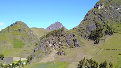 Felsige-Andenberge-In-Zumbahua,-Ecuador-An-Einem-Sonnigen-Tag