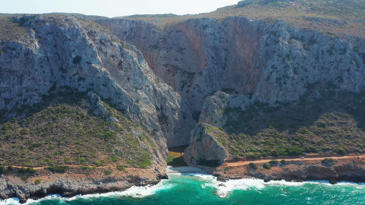 vista aérea del lago kakia lagada conocido como garganta malvada