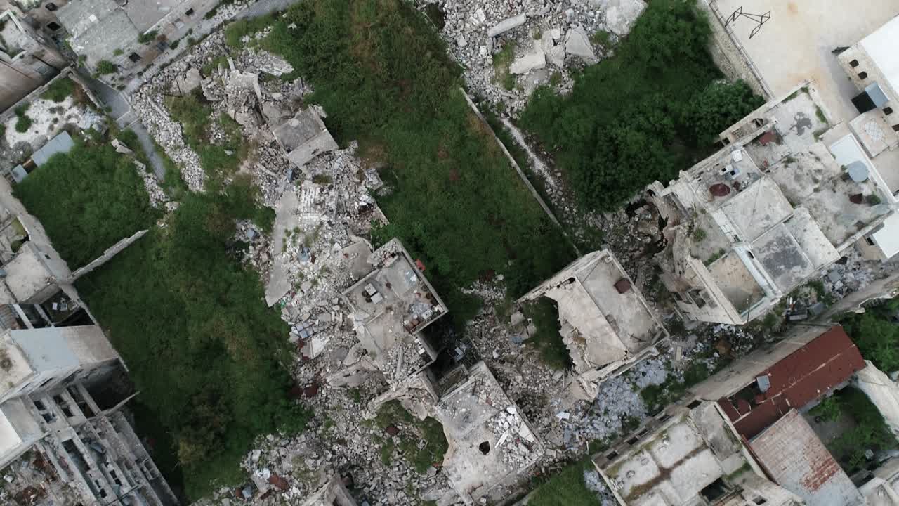 vista sobre alepo en siria 10 años después de la guerra civil. podemos ver edificios en ruinas después de los bombardeos - vista aérea con un dron 4k