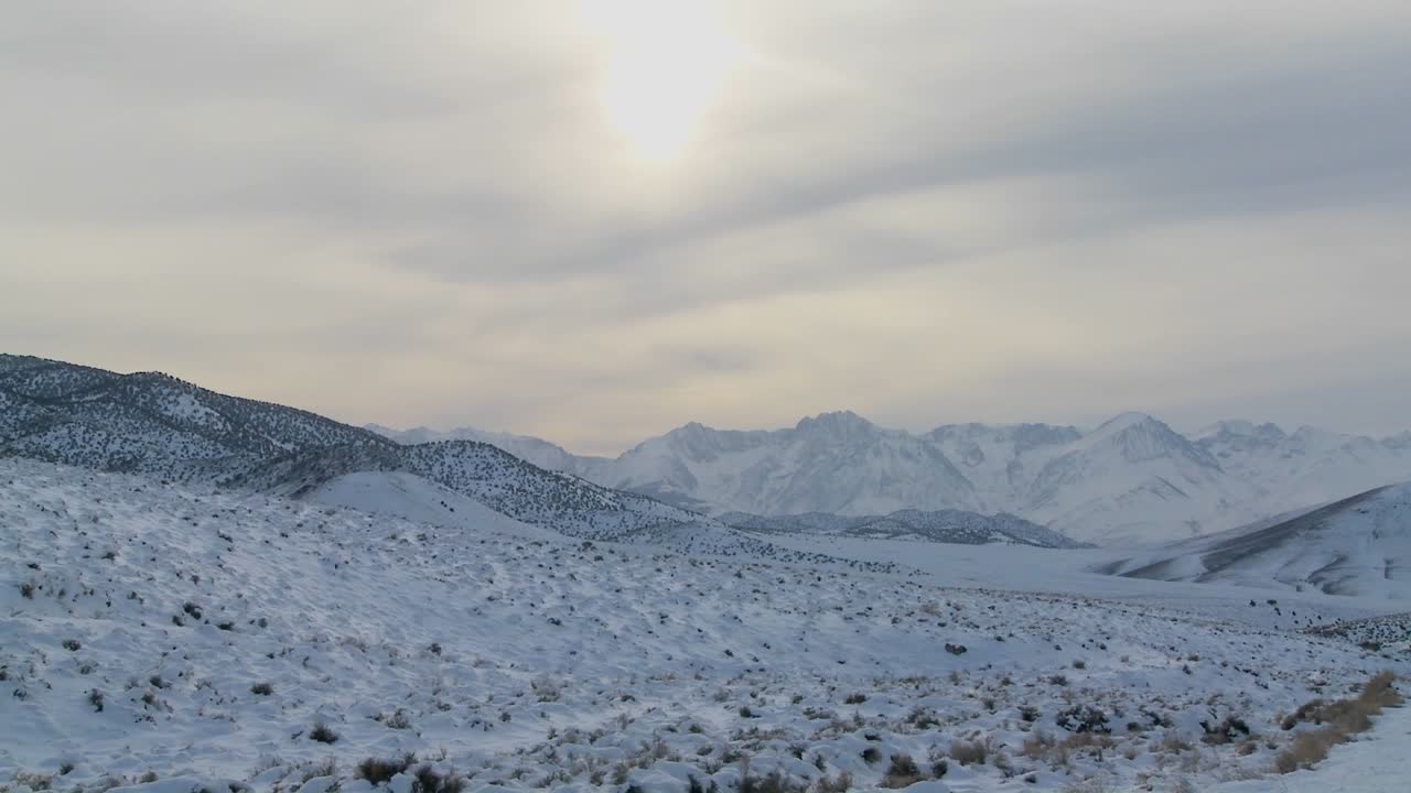 冬天的光照耀在雪覆蓋的內華達山脈風景上