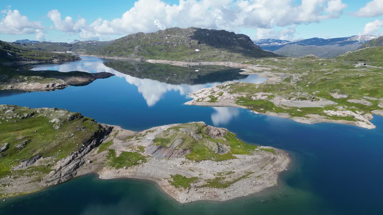 lago de montaña a lo largo de la carretera turística de dyrskar en hardangervidda, noruega - recorrido aéreo
