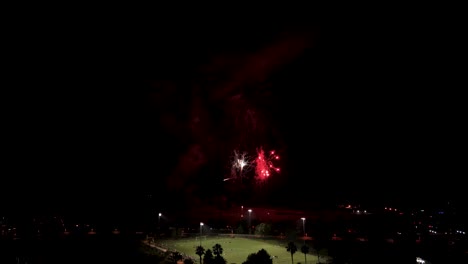 exposición cautivadora de fuegos artificiales del 4 de julio iluminando el cielo nocturno - toma amplia