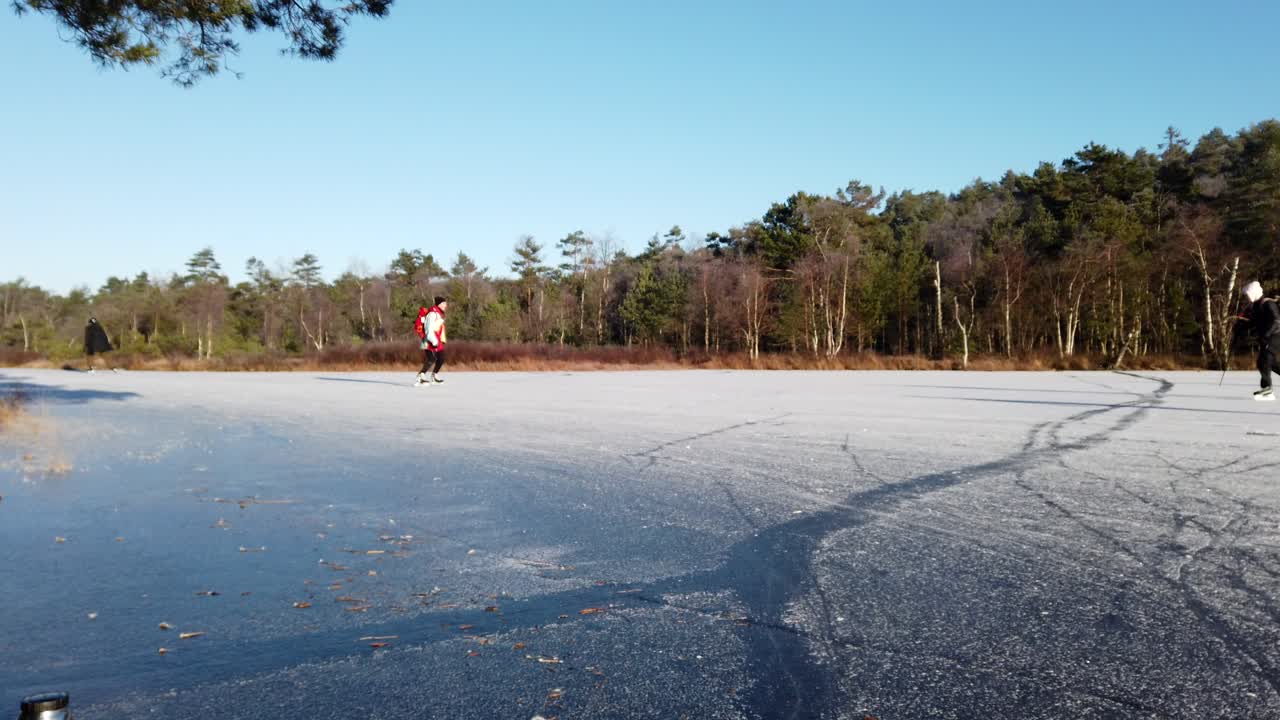 Eisläufer auf einem gefrorenen, eis- und schneebedeckten See im Winter