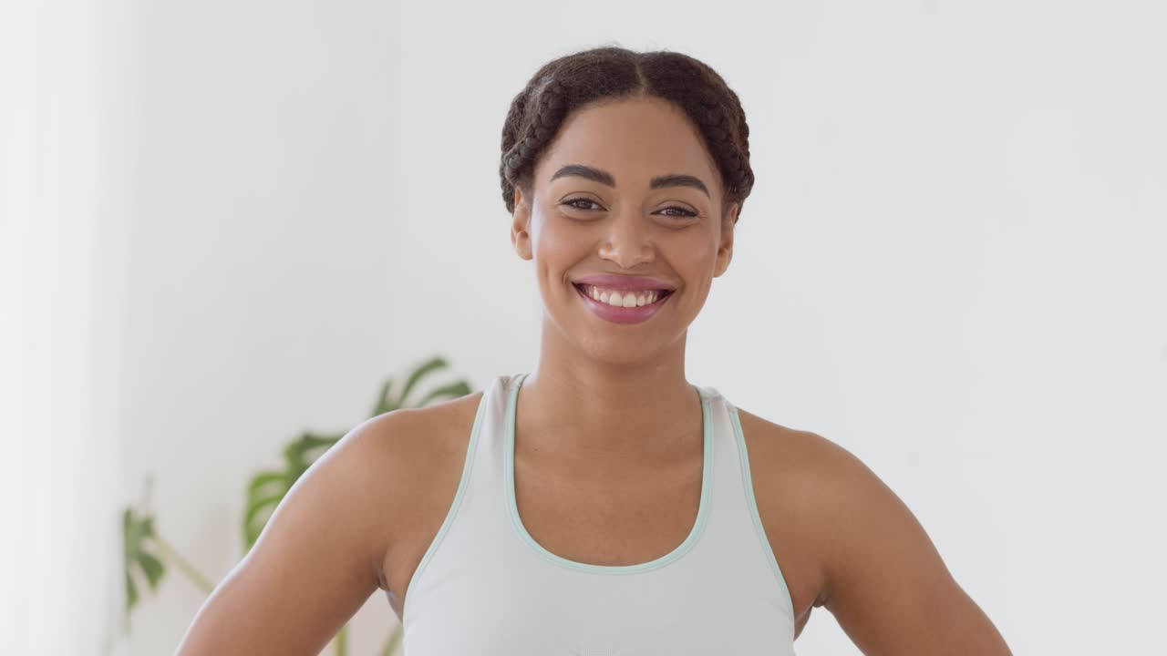 Mujer sonriente con ropa deportiva