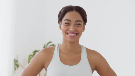mujer sonriente en ropa de deporte