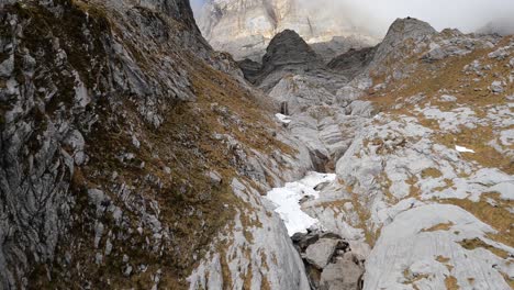 Uphill-flight-in-a-close-proximity-to-the-mountain