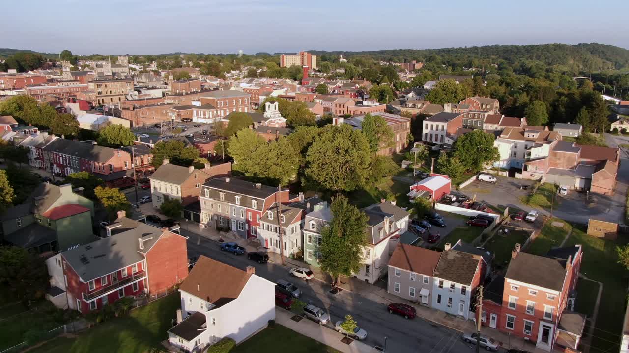 antena de casas americanas históricas en la pequeña ciudad de américa al atardecer, columbia, lancaster, pennsylvania