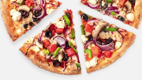 rebanadas de pizza redonda fresca con carne de pollo, verduras, setas y queso girando vista superior en un fondo blanco y gris. sombra natural con espacio de copia