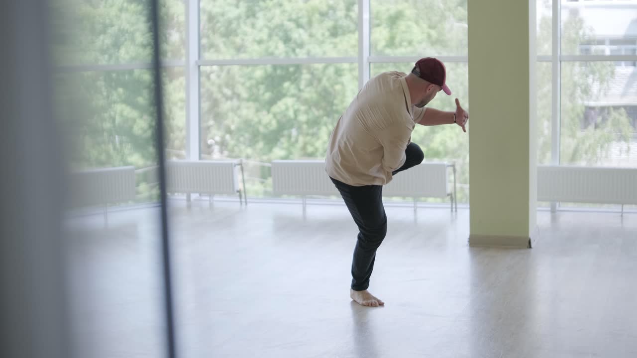 현대적인 스튜디오에서 브레이크 댄스를 하는 남자