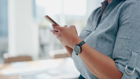 mujer de negocios, manos y teléfono en las redes sociales