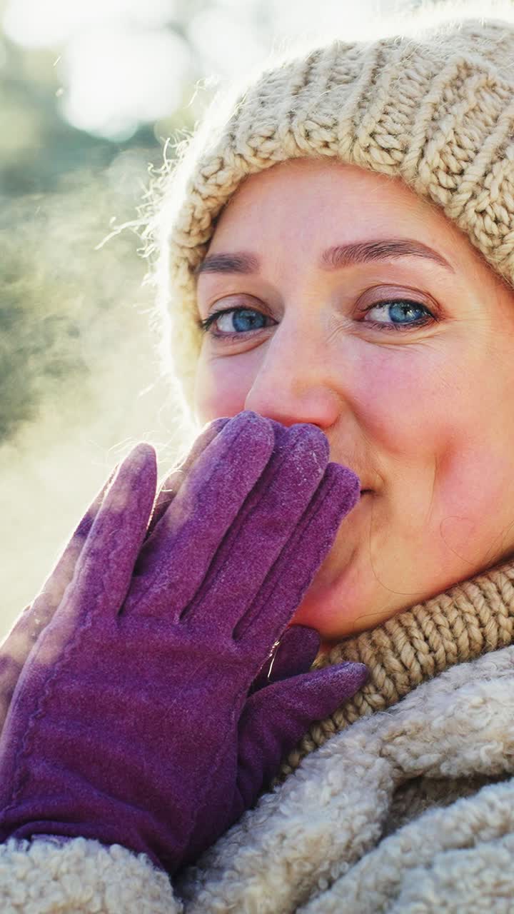 Mulher aproveitando o inverno ao ar livre