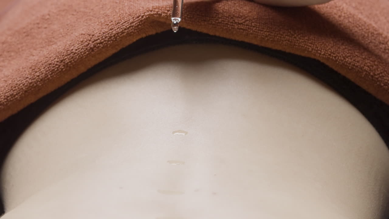 masaje de la espalda con aplicación de aceite