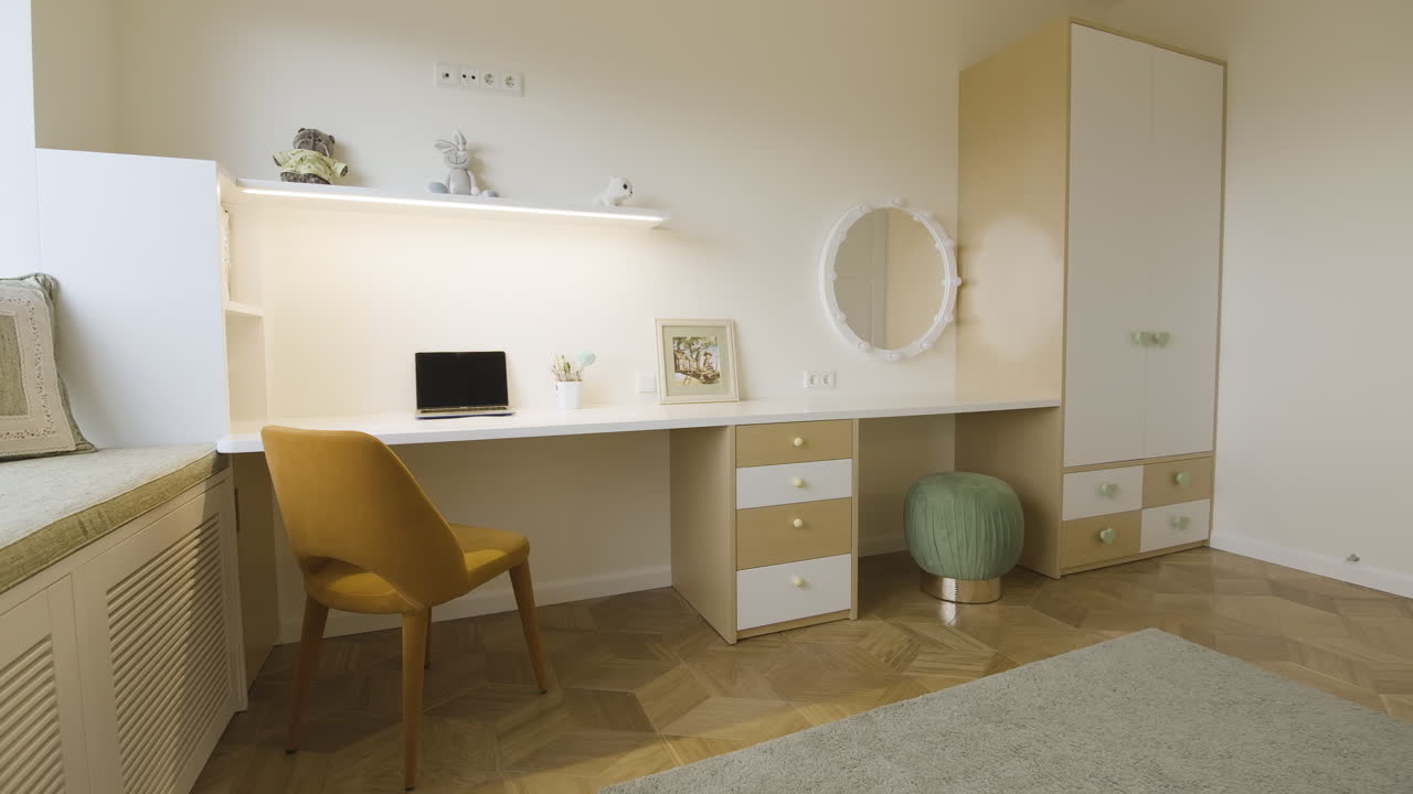 área de estudio para niños con escritorio incorporado y almacenamiento
