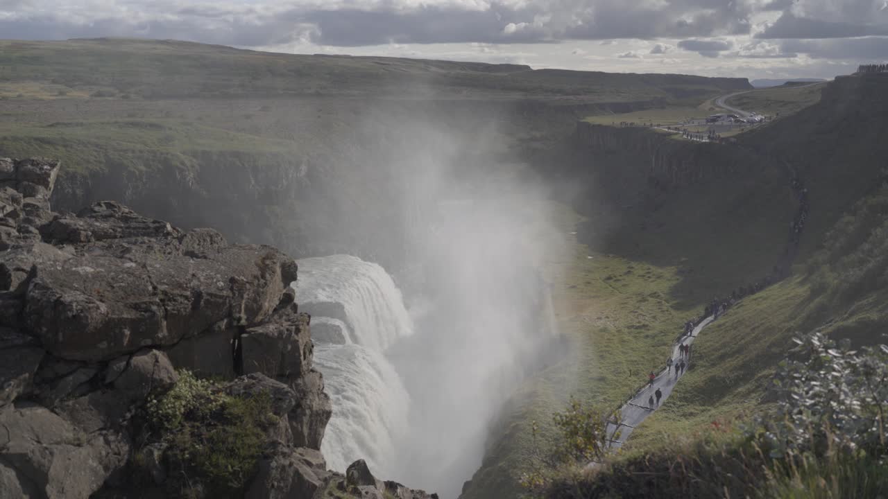 아이슬란드에서 관광객들이 지나가는 gullfoss 폭포의 정적