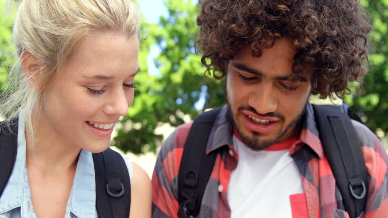 amigos interactuando entre sí