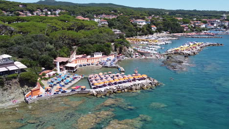 Vista-Panorámica-Y-En-órbita-De-Cardellino-Y-Otras-Playas-Privadas,-Castiglioncello