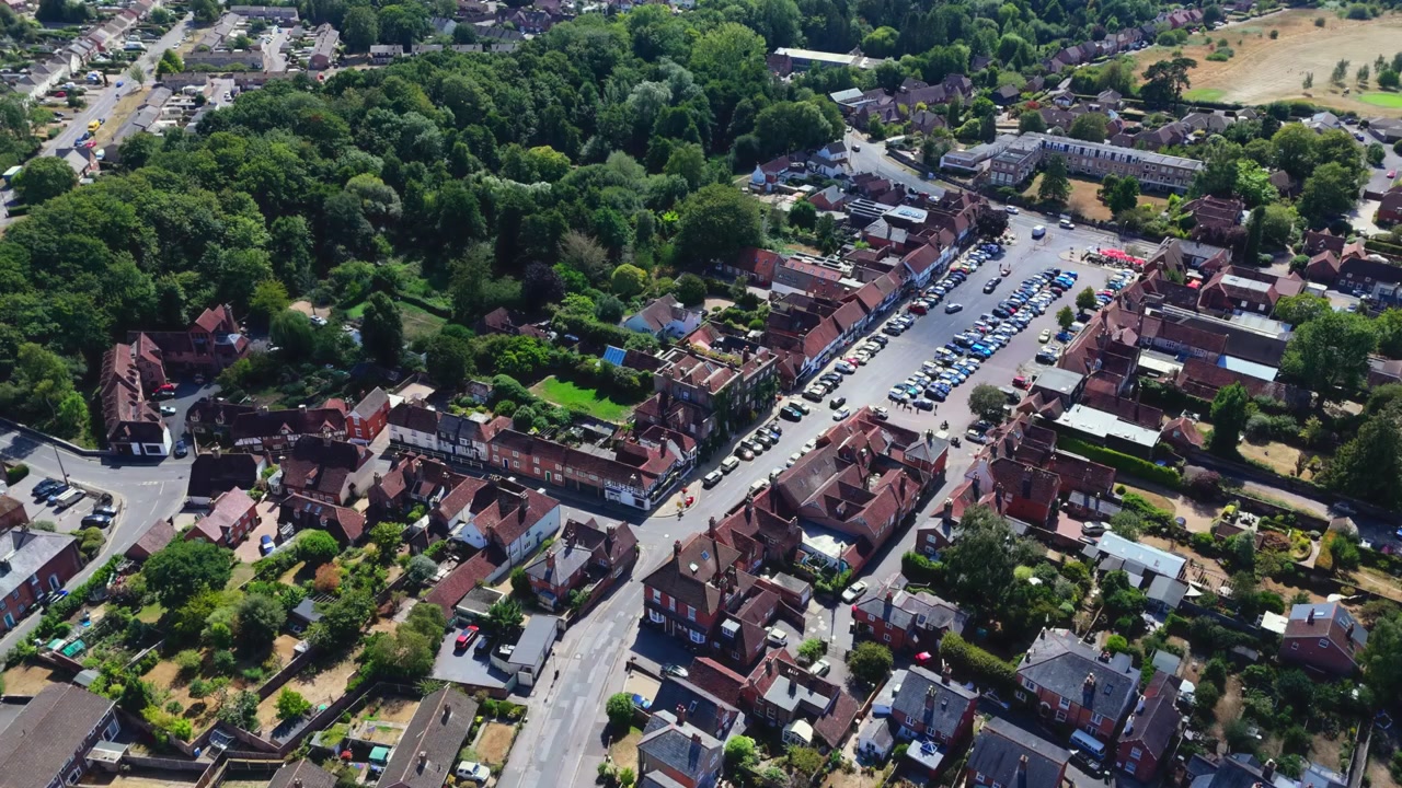 Una vista aerea da drone mostra il pittoresco villaggio storico di Wickham nell'Hampshire, Inghilterra, caratterizzato dai suoi tetti residenziali, dalla vegetazione rigogliosa e dalla campagna circostante
