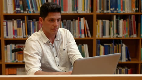 Estudiantes-Trabajando-Juntos-En-La-Biblioteca